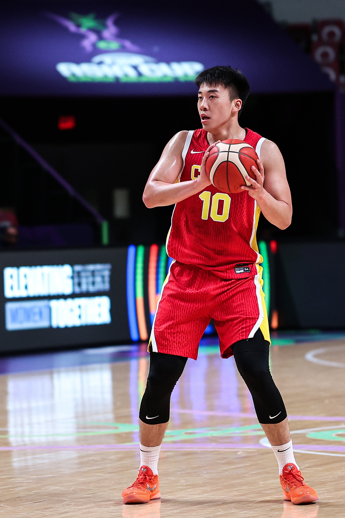 周琦:有王俊杰这样的球员在场 会让后卫&五号位突破变得简单很多